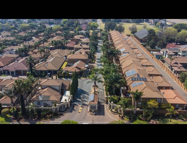 3 BEDROOM TOWNHOUSE RENTED IN LIBRADENE